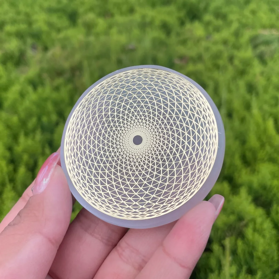 Disque de Sélénite Gravé Fleur de Vie 6 cm – Plaque de Rechargement pour Pierres et Bijoux