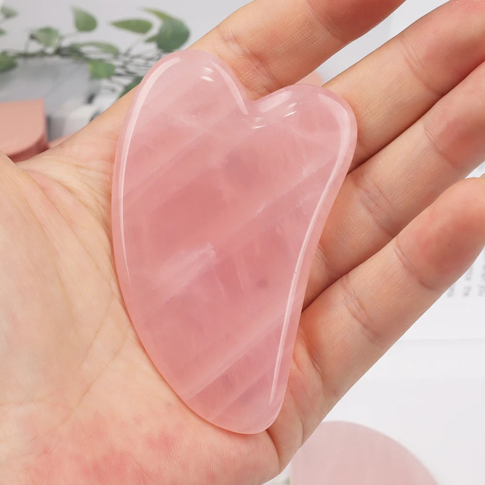 Gua Sha en Quartz Rose Naturel avec Pochette – Pierre de Massage du Visage en Forme de Cœur, Rituel Beauté du Soir, Idée Cadeau Femme