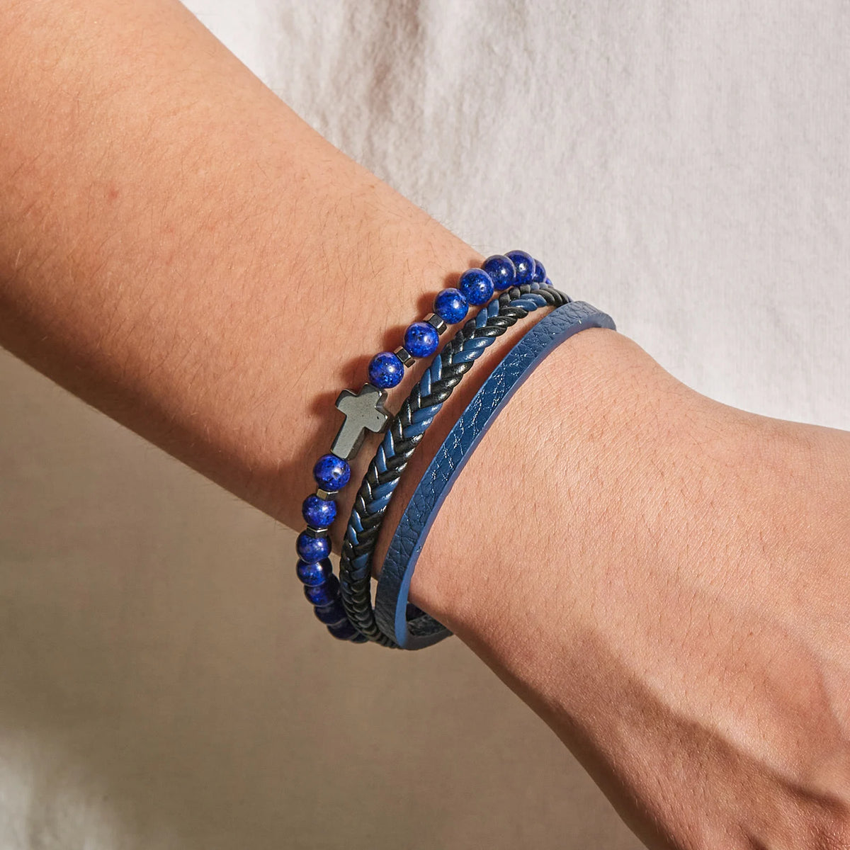 Bracelet Cuir Homme Multi-Rangs avec Perles de Pierre et Croix – 22 cm, 4 Coloris