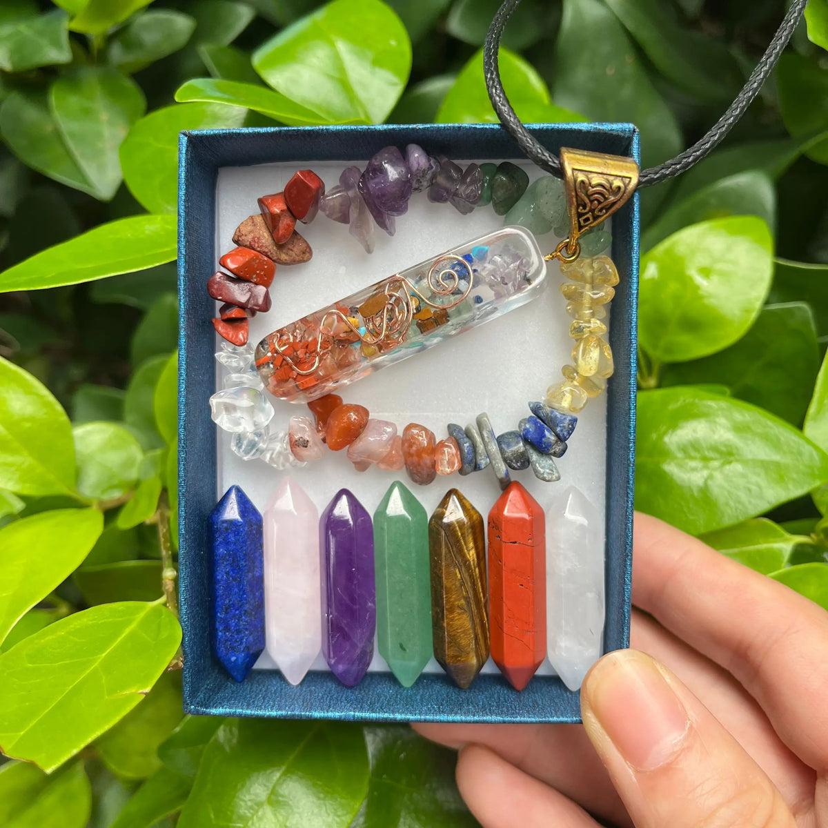 Coffret 7 Chakras : 7 Pointes de Cristal, Pendentif et Bracelet en Éclats de Pierres – 3 Modèles