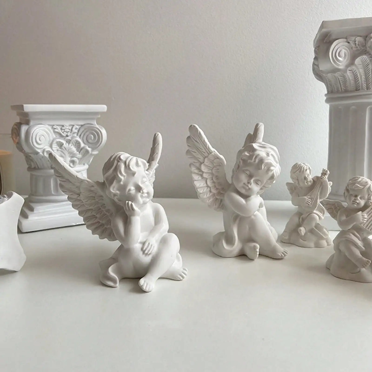 Figurine Chérubin en Résine Blanche – Ange Pensif aux Ailes, Décoration Classique, 2 Modèles