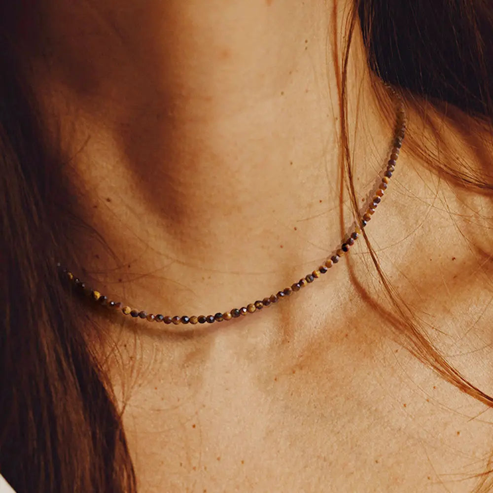 Collier Perles Facettées 2 mm en Pierre Naturelle – Ras du Cou Ultra-Fin, 14 Pierres, 40 cm