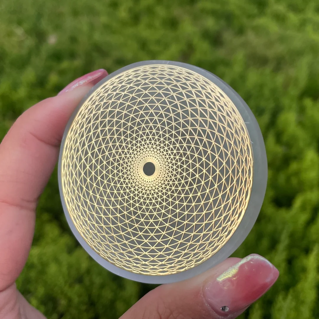 Disque de Sélénite Gravé Fleur de Vie 6 cm – Plaque de Rechargement pour Pierres et Bijoux