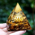 Pyramide d'Orgonite Lotus et Œil de Tigre – Résine, Feuille d'Or et Sphère de Cristal