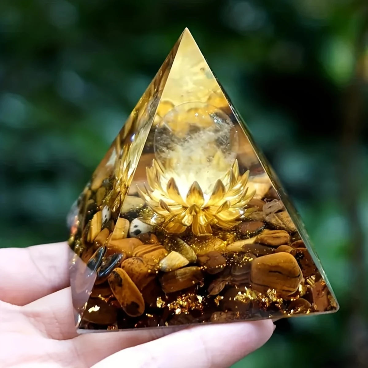 Pyramide d'Orgonite Lotus et Œil de Tigre – Résine, Feuille d'Or et Sphère de Cristal