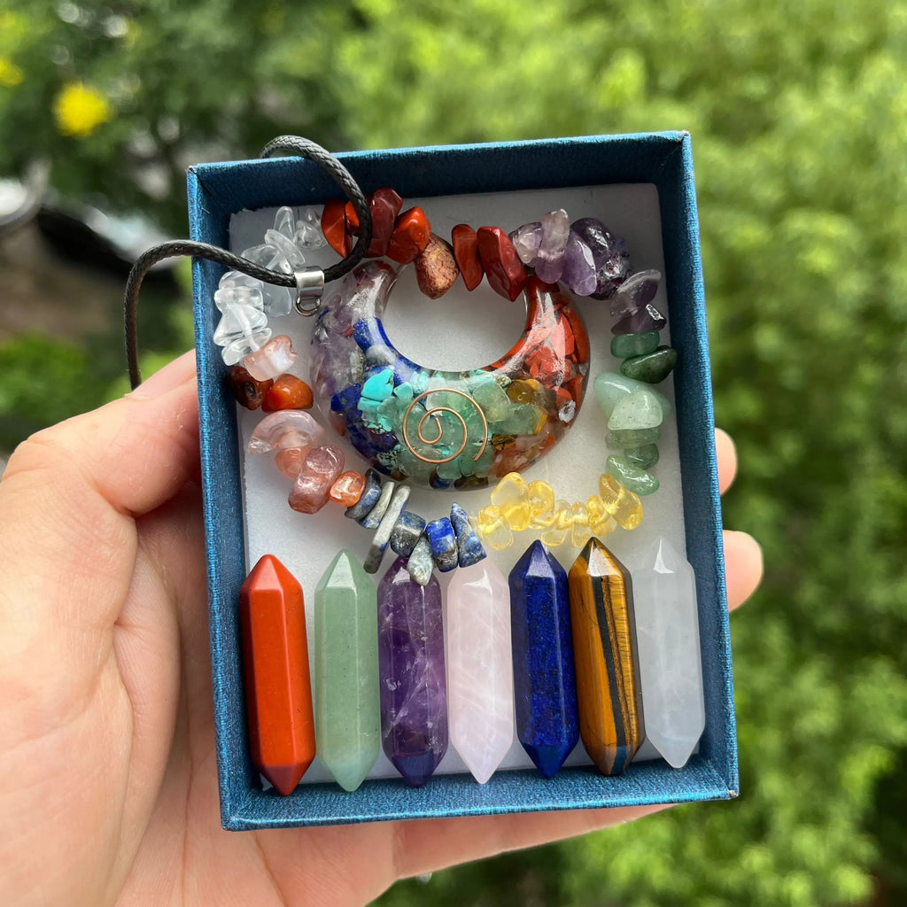Coffret 7 Chakras : 7 Pointes de Cristal, Pendentif et Bracelet en Éclats de Pierres – 3 Modèles