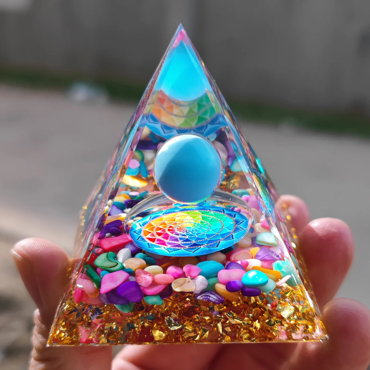 Pyramide d'Orgonite à Sphère de Pierre – 35 Modèles : Fleur de Vie, Lotus, Arbre de Vie, 7 Chakras