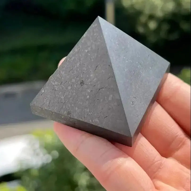 Pyramide en Shungite Naturelle – 3 ou 5 cm, Pierre Noire Polie de Carélie