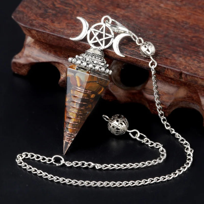 Pendule Triple Lune et Pentacle en Orgonite – Éclats de Pierres Naturelles, 8 Pierres au Choix