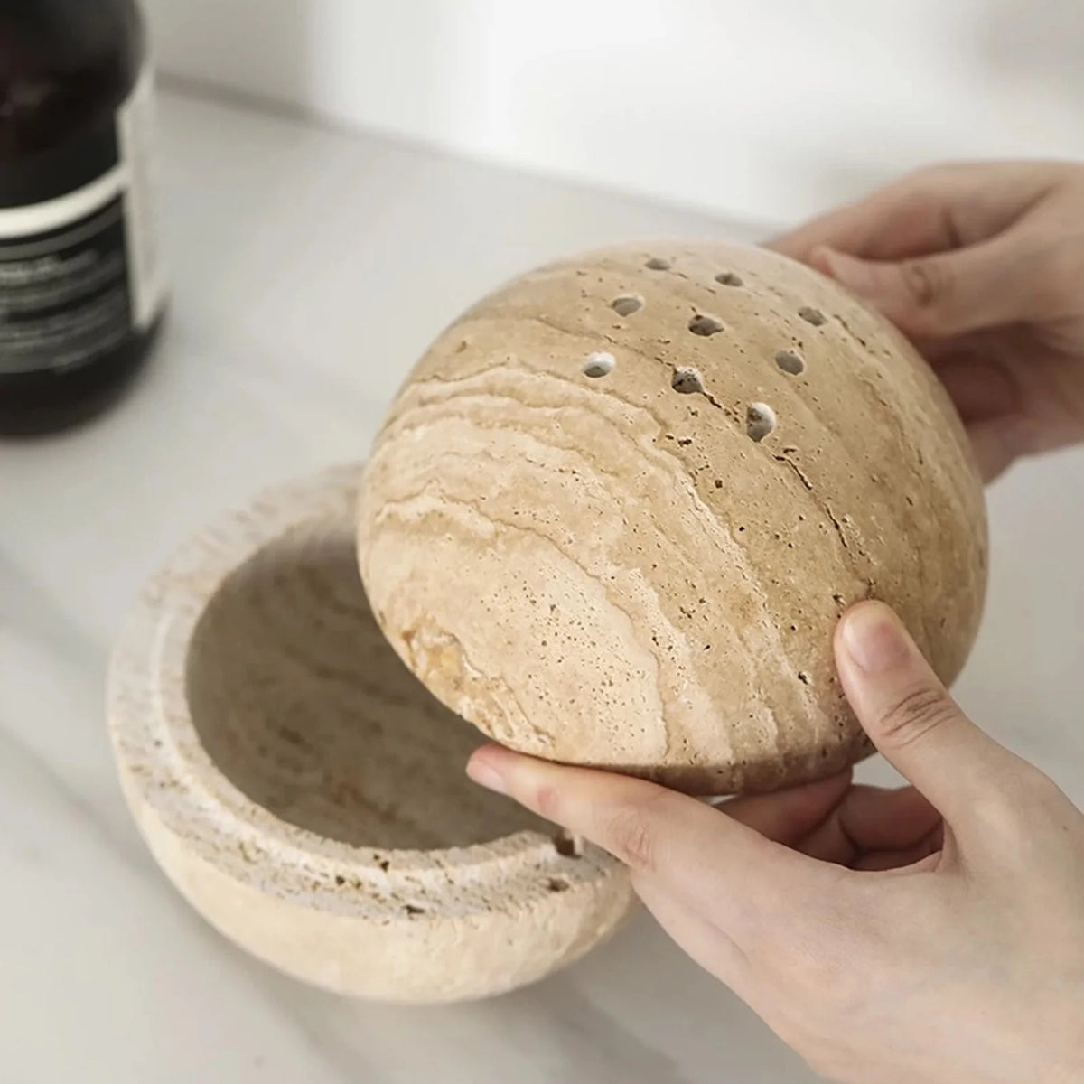 Brûle-Encens Sphère en Travertin – Boule à Couvercle Ajouré pour Résines, Palo Santo et Encens