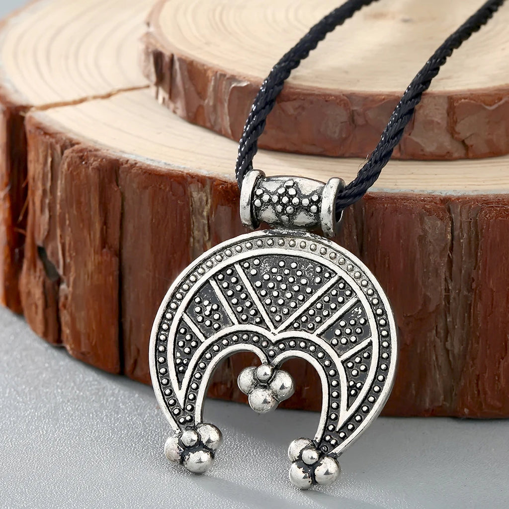 Collier Lunnitsa Croissant de Lune Femme et Homme – Pendentif Slave Ciselé Argent Vieilli ou Bronze Doré sur Cordon Noir, Bijou Lune Vintage, Idée Cadeau