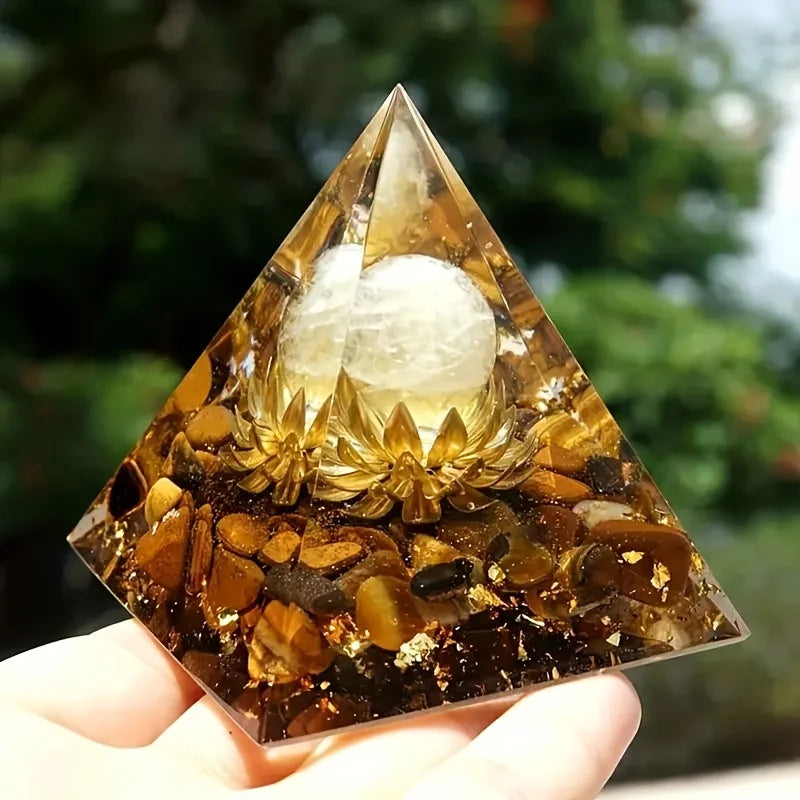 Pyramide d'Orgonite Lotus et Œil de Tigre – Résine, Feuille d'Or et Sphère de Cristal