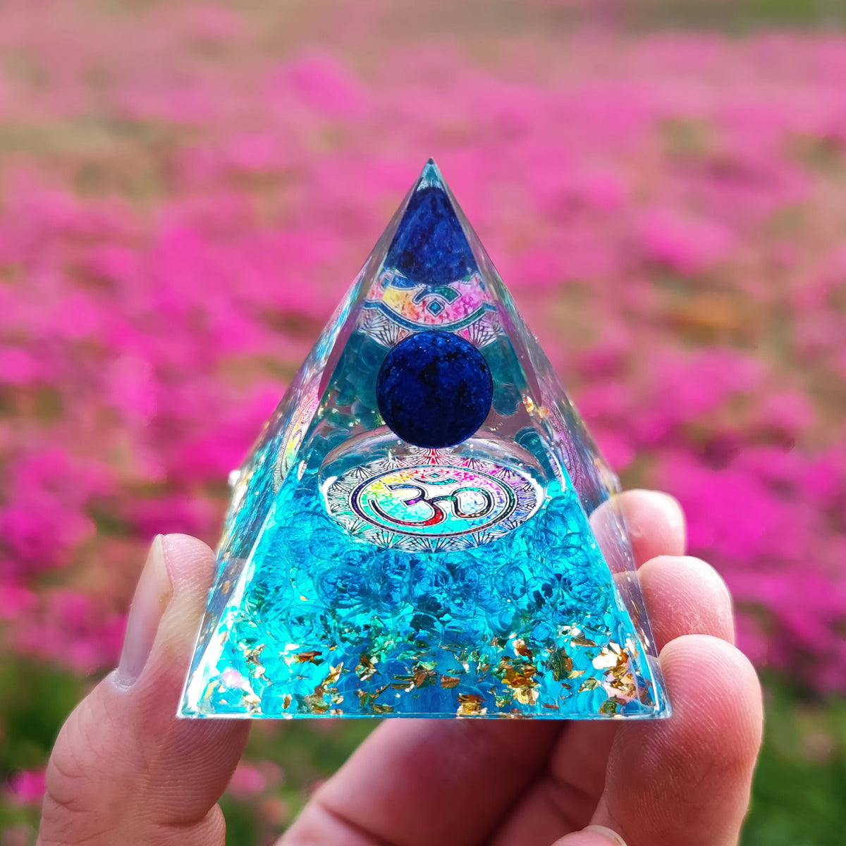 Pyramide d'Orgonite à Sphère de Pierre – 35 Modèles : Fleur de Vie, Lotus, Arbre de Vie, 7 Chakras