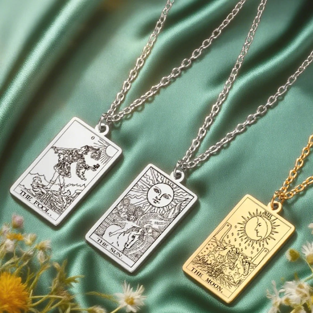 Collier Carte de Tarot en Acier Inoxydable Femme et Homme – Pendentif Arcane Majeur Gravé, 22 Cartes, Doré, Argenté ou Or Rose, Idée Cadeau