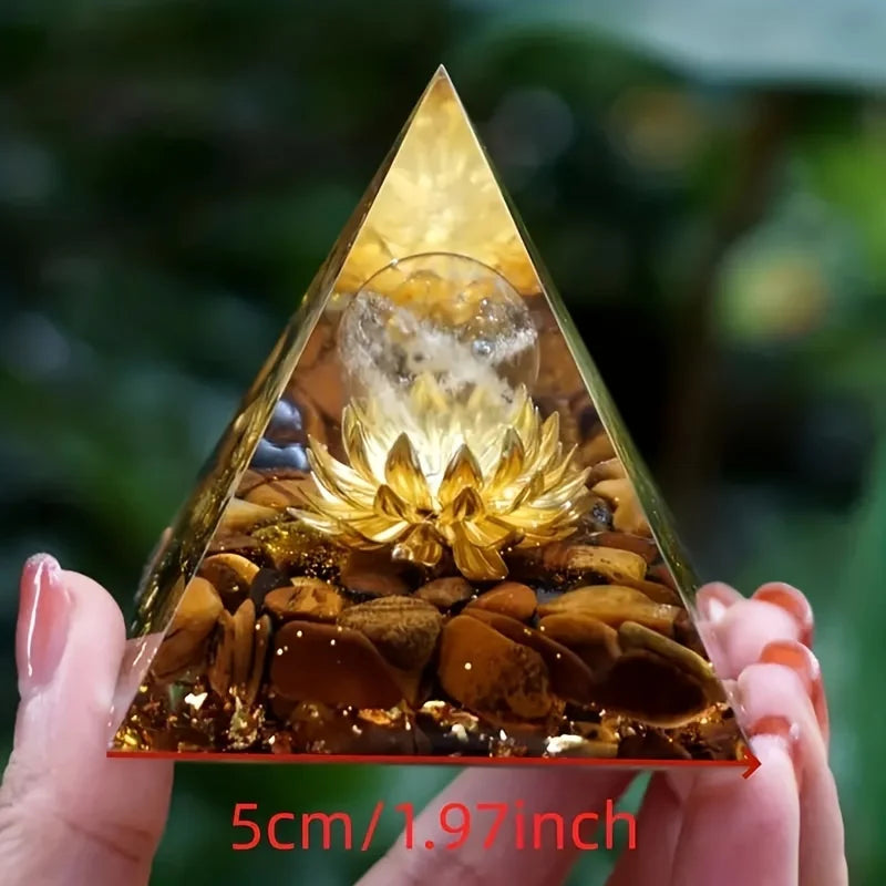 Pyramide d'Orgonite Lotus et Œil de Tigre – Résine, Feuille d'Or et Sphère de Cristal
