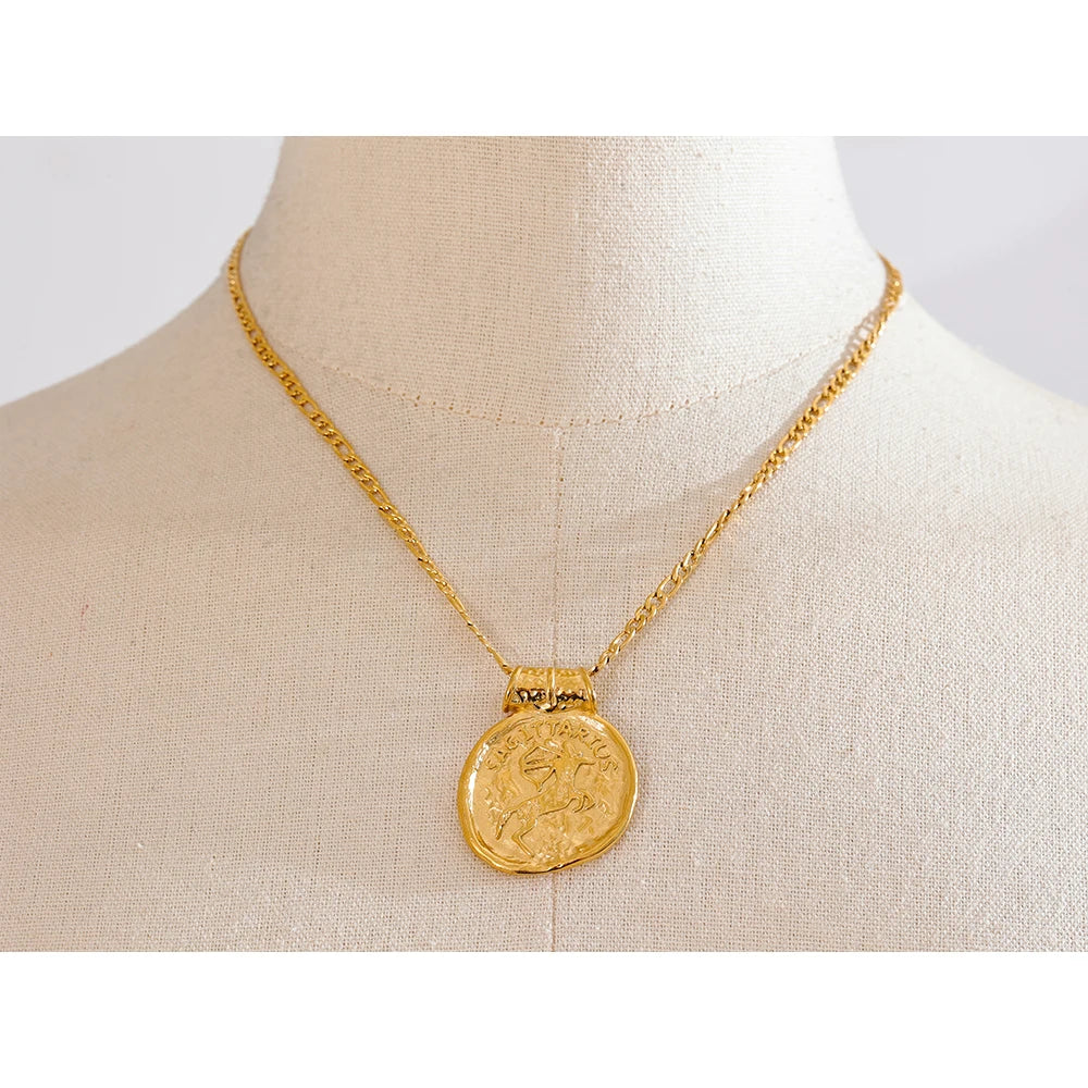 Collier Médaille Signe du Zodiaque Dorée Femme et Homme – Pendentif Rond Martelé Style Pièce Antique, Acier Inoxydable, 12 Signes Astrologiques, Idée Cadeau