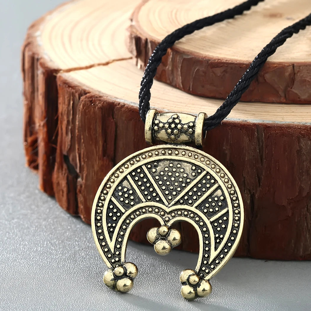 Collier Lunnitsa Croissant de Lune Femme et Homme – Pendentif Slave Ciselé Argent Vieilli ou Bronze Doré sur Cordon Noir, Bijou Lune Vintage, Idée Cadeau