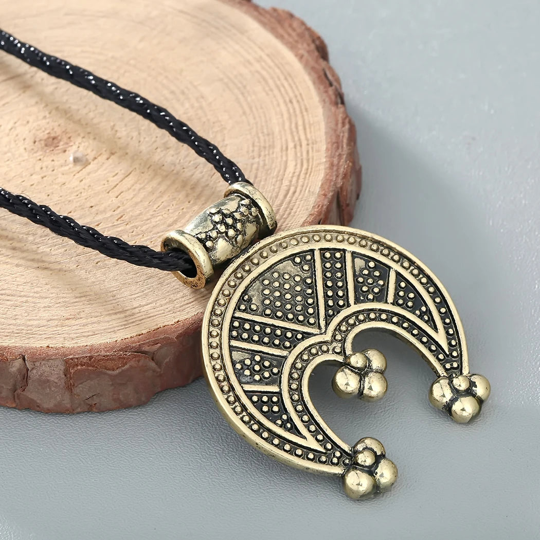 Collier Lunnitsa Croissant de Lune Femme et Homme – Pendentif Slave Ciselé Argent Vieilli ou Bronze Doré sur Cordon Noir, Bijou Lune Vintage, Idée Cadeau