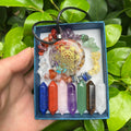 Coffret 7 Chakras : 7 Pointes de Cristal, Pendentif et Bracelet en Éclats de Pierres – 3 Modèles