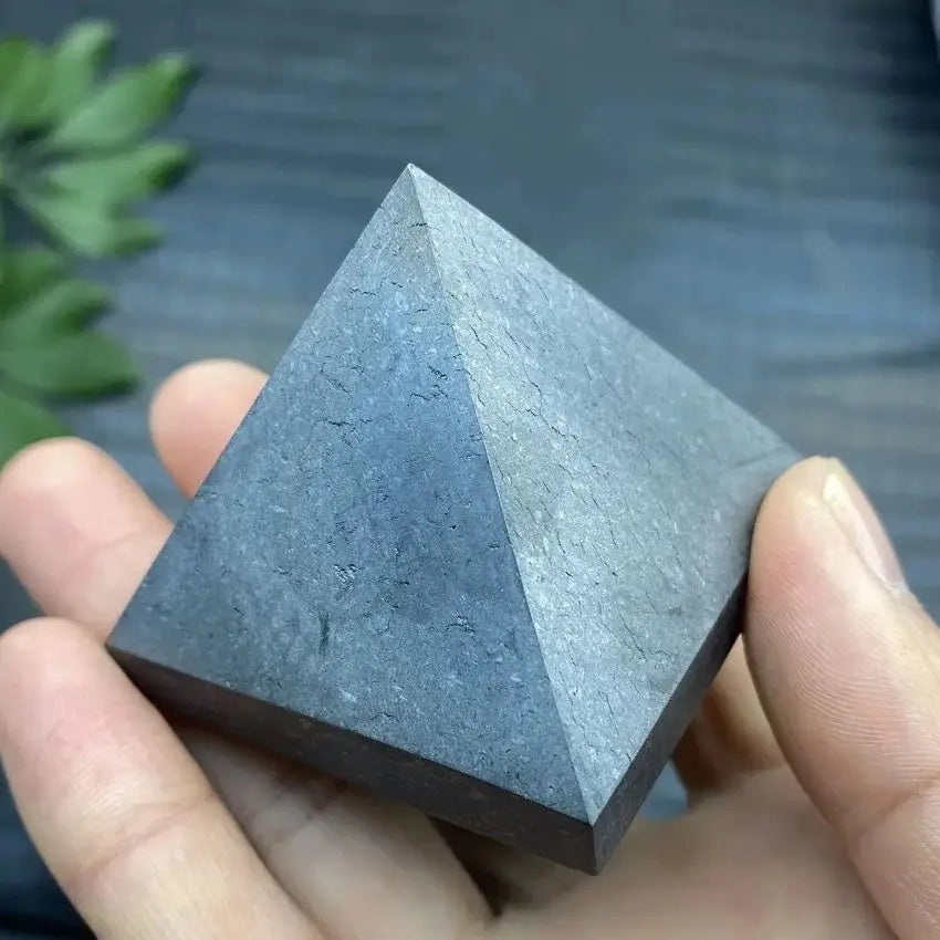 Pyramide en Shungite Naturelle – 3 ou 5 cm, Pierre Noire Polie de Carélie