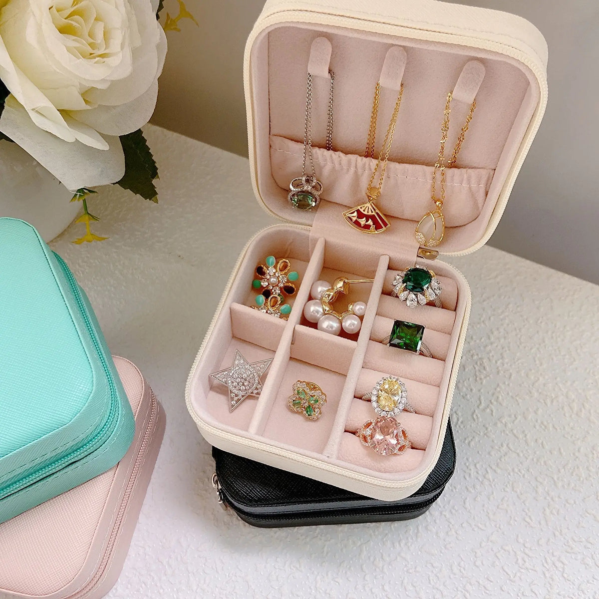 Étui à Bijoux de Voyage Compact en Simili-Cuir – Petite Boîte de Rangement Bagues, Boucles d'Oreilles et Colliers, Rose, Noir ou Blanc, Idée Cadeau