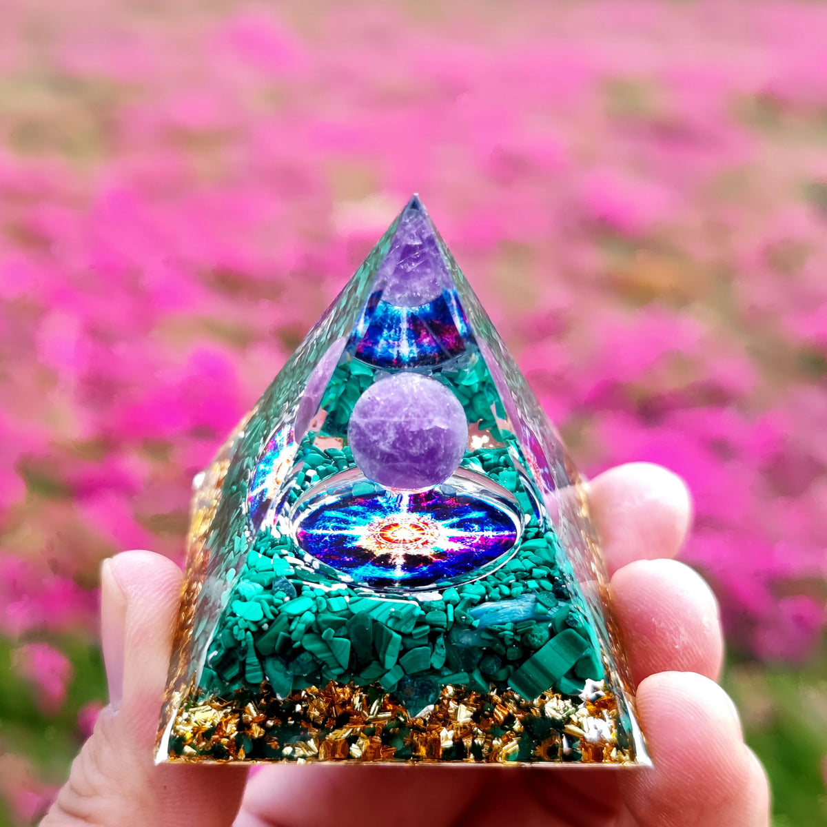 Pyramide d'Orgonite à Sphère de Pierre – 35 Modèles : Fleur de Vie, Lotus, Arbre de Vie, 7 Chakras