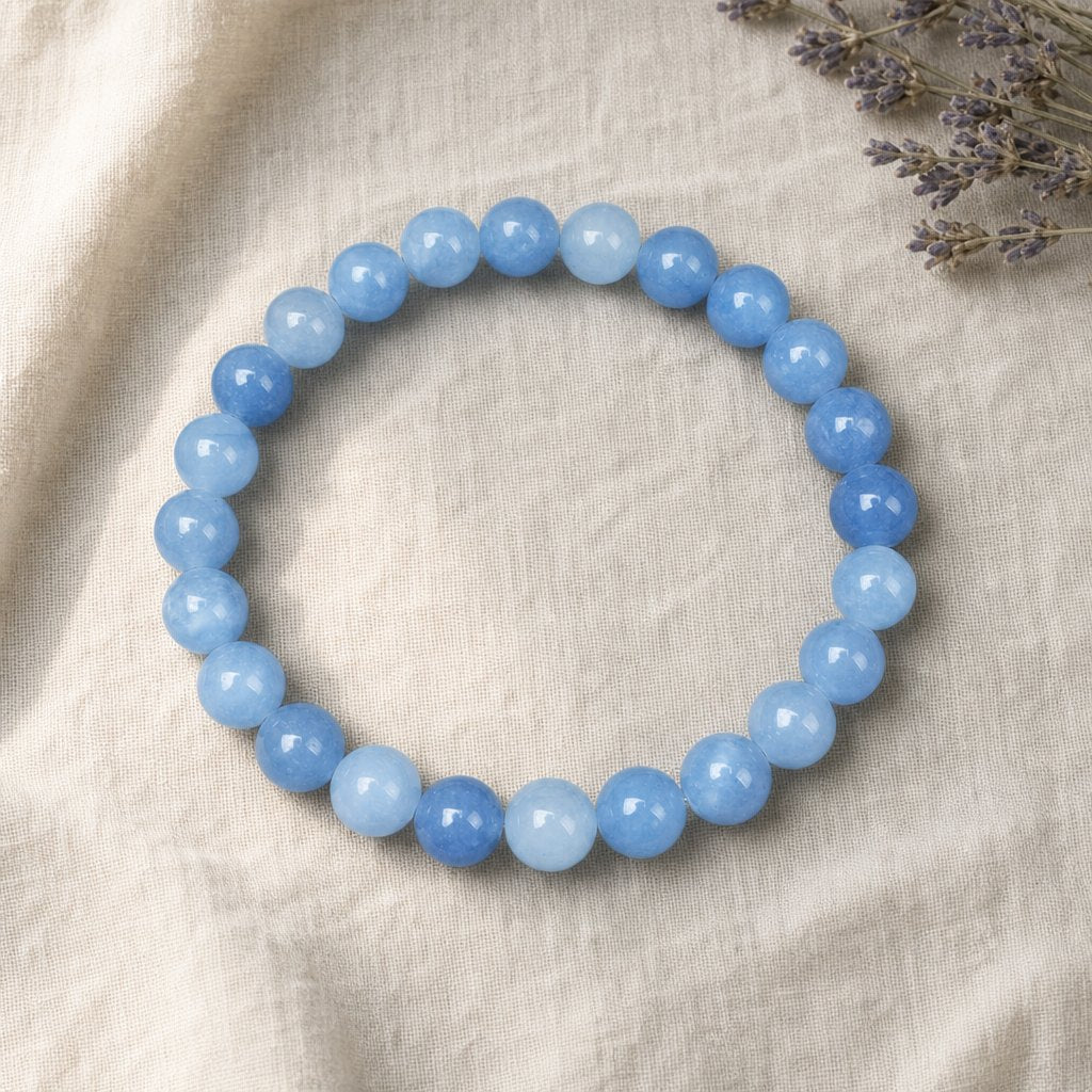 Bracelet en aigue-marine naturelle posé sur un lin crème