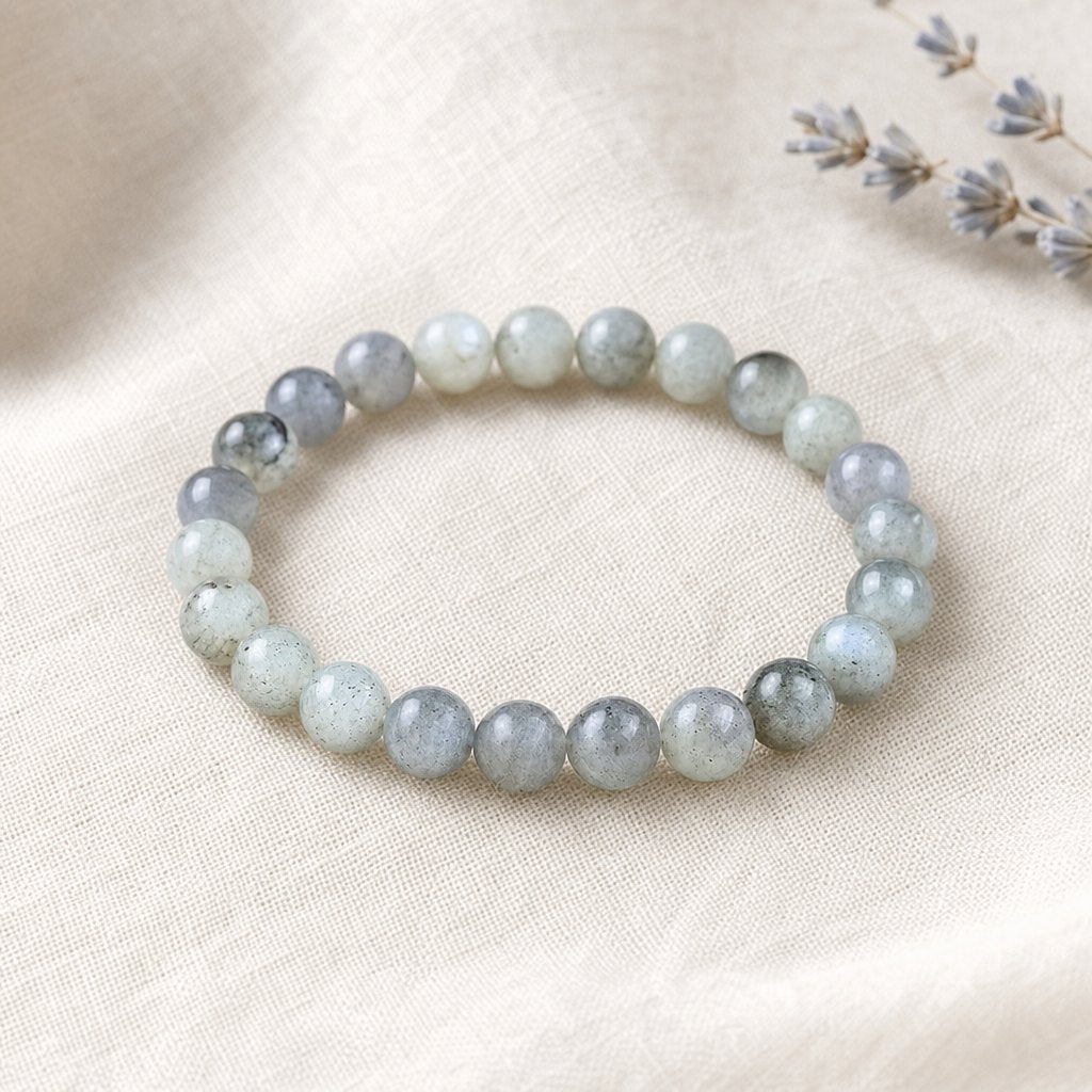 Bracelet en labradorite naturelle posé sur un lin crème