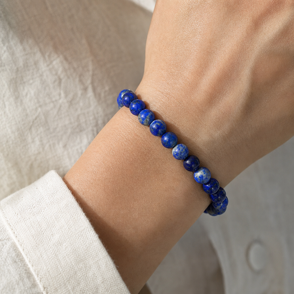 Bracelet lapis-lazuli porté au poignet