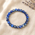 Bracelet en lapis-lazuli naturel posé sur un lin crème