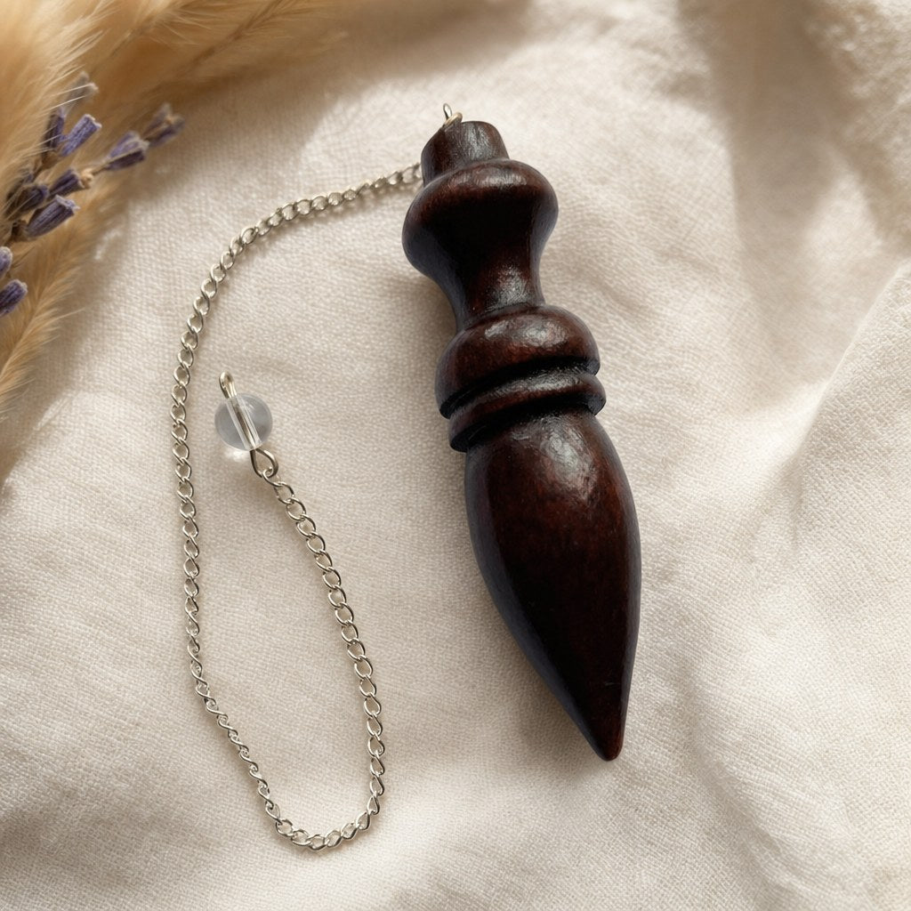 Pendule Égyptien Karnak en Bois Sombre Tourné