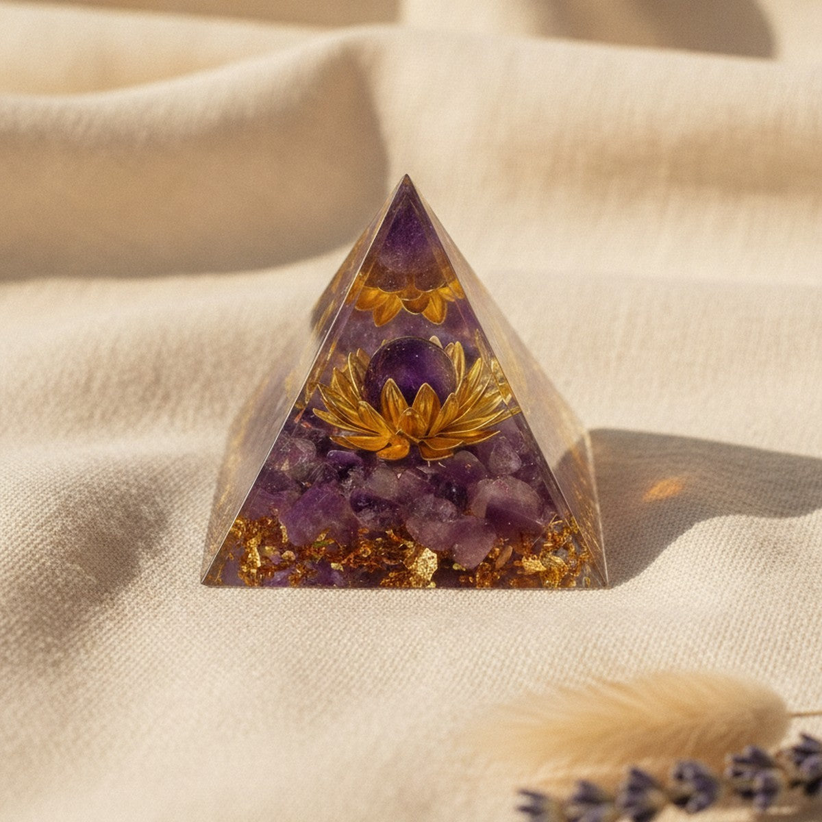Pyramide d'Orgonite à Sphère d'Améthyste