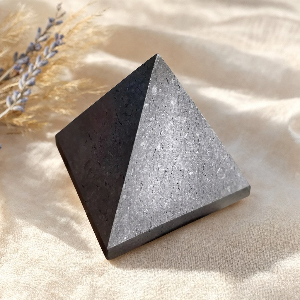 Pyramide en Shungite Naturelle
