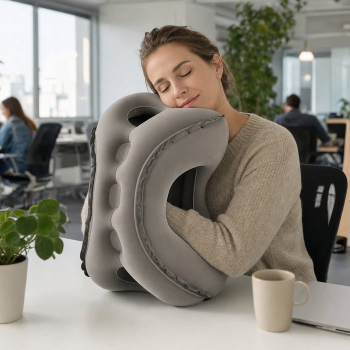Sieste au bureau avec l'oreiller gonflable